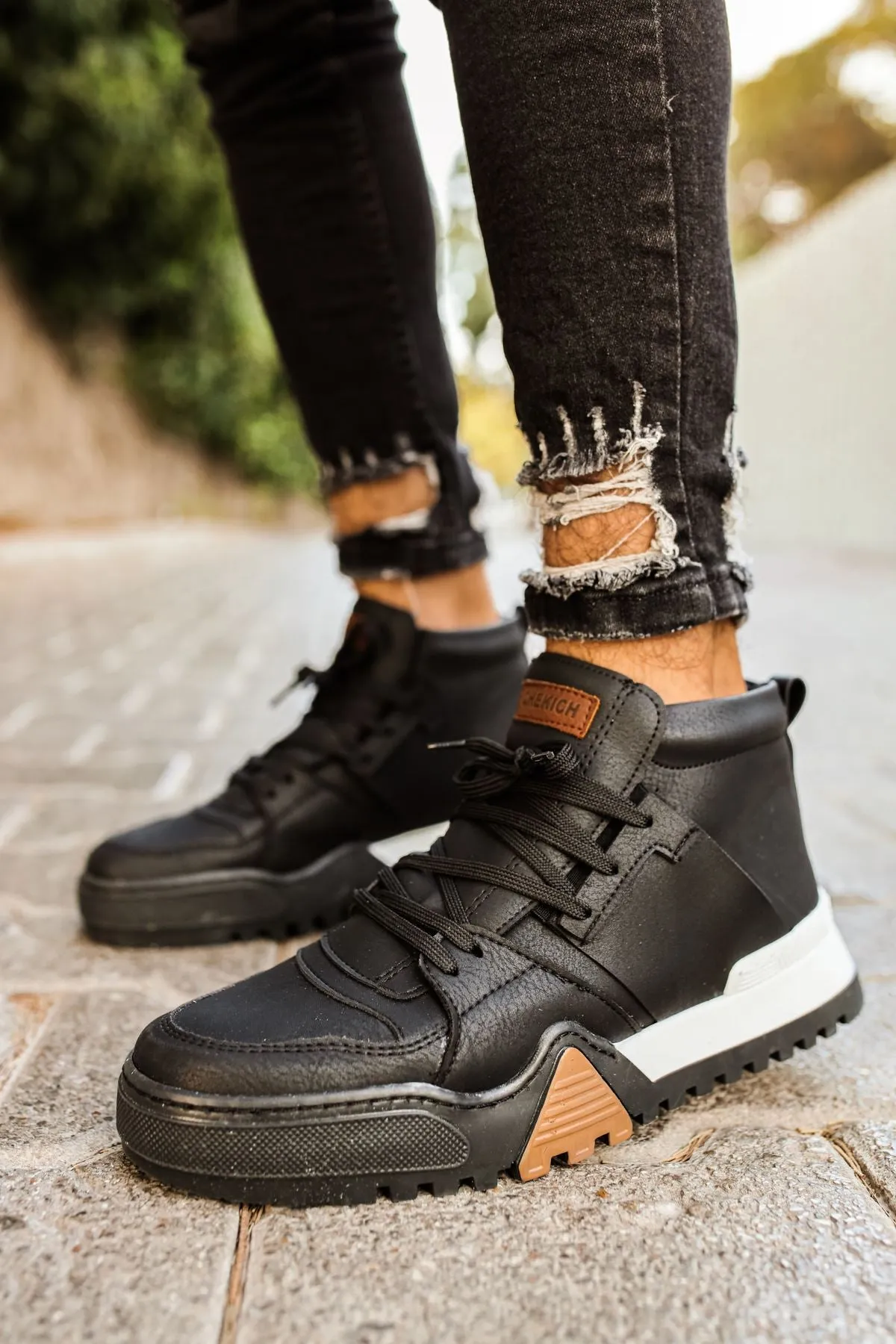 Black Sneaker CH057