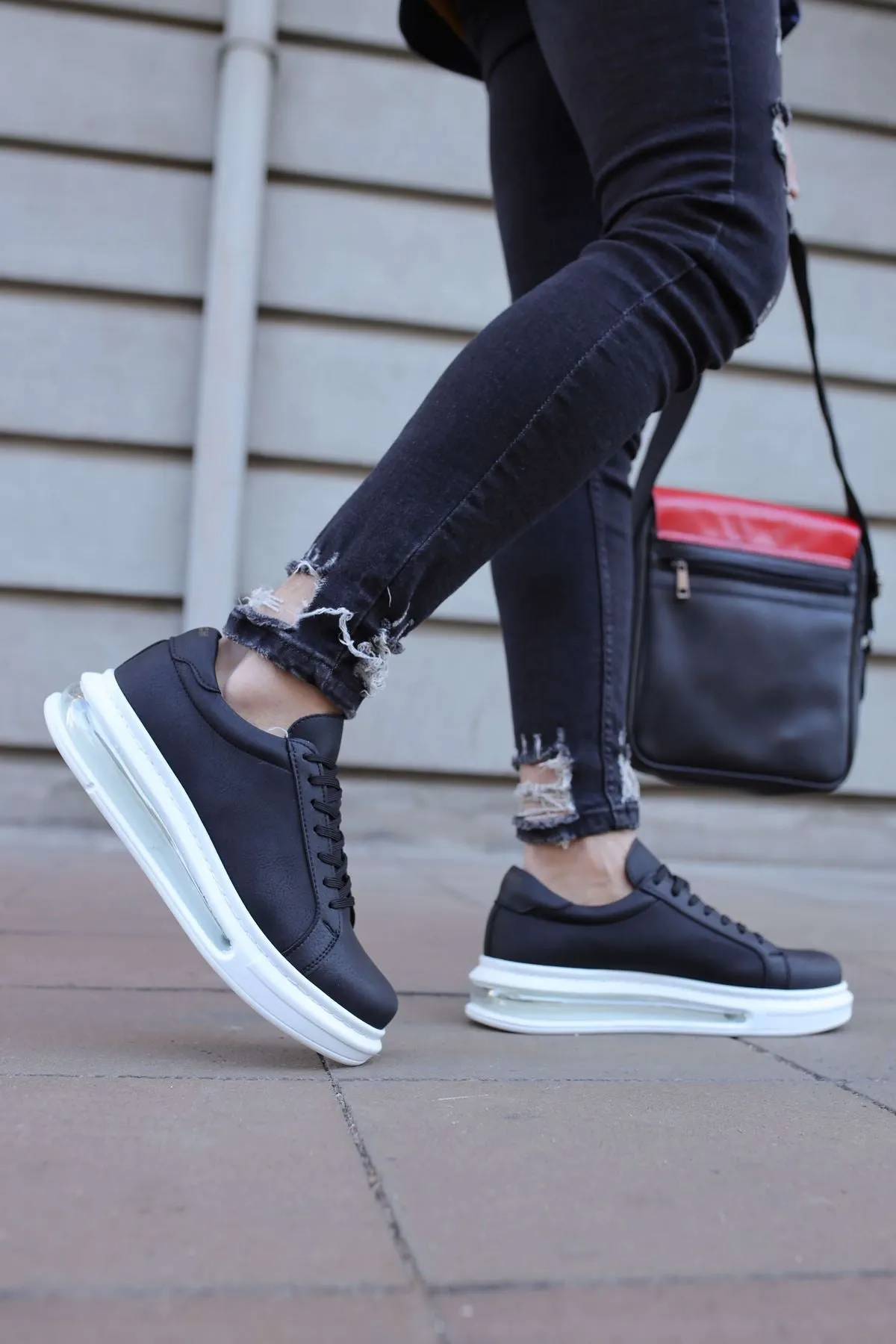 Black Sneaker CH271