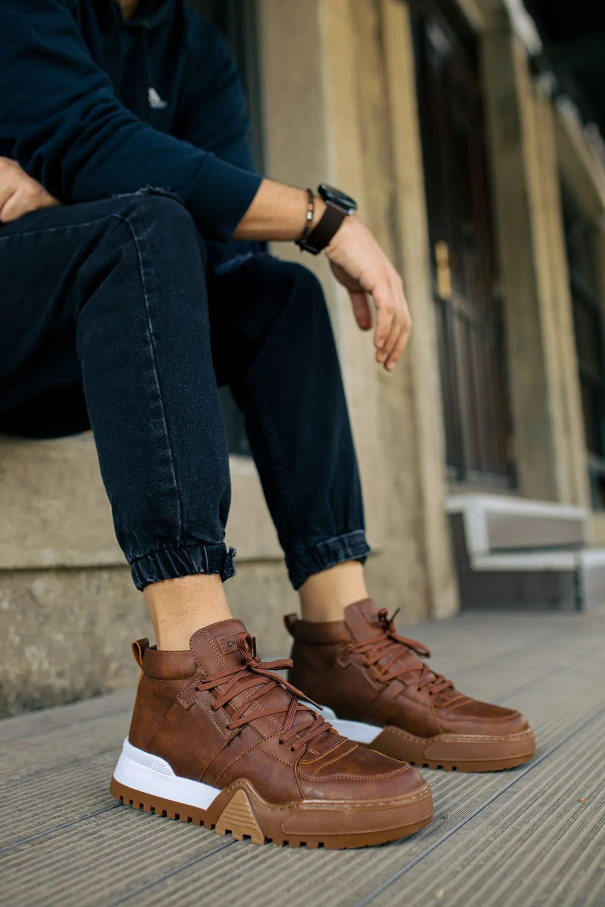 Brown Sneaker CH057