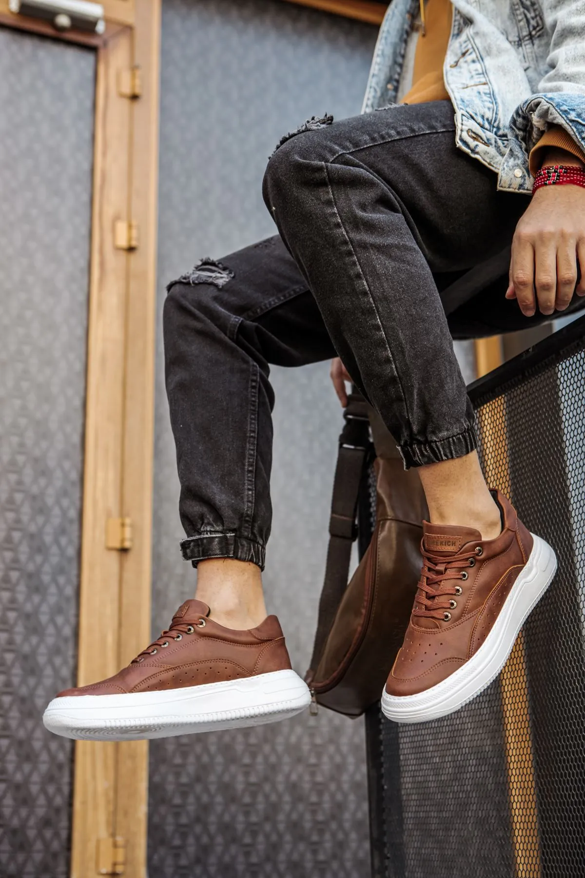 Brown Sneaker CH115