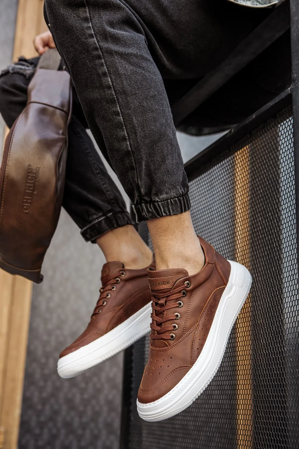 Brown Sneaker CH115