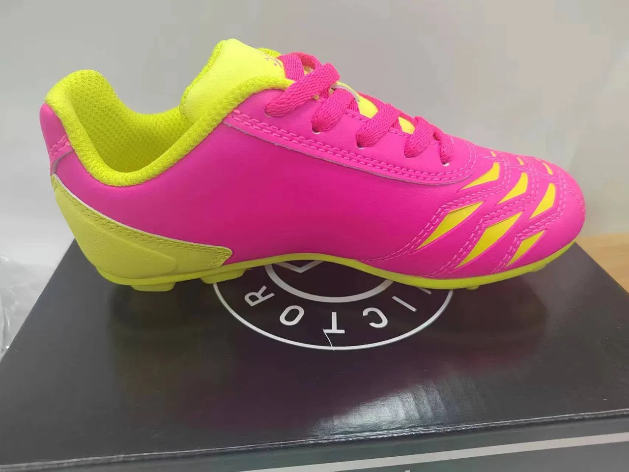 New Victor Sierra Kids Cattura MD Jr Soccer Shoes Size 12.5T Pink/Yellow