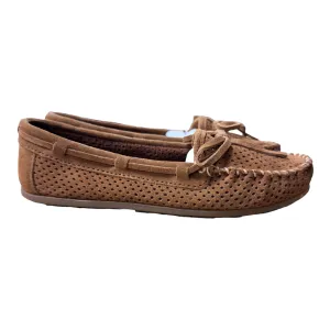 Shoes Flats By Minnetonka In Brown, Size: 7