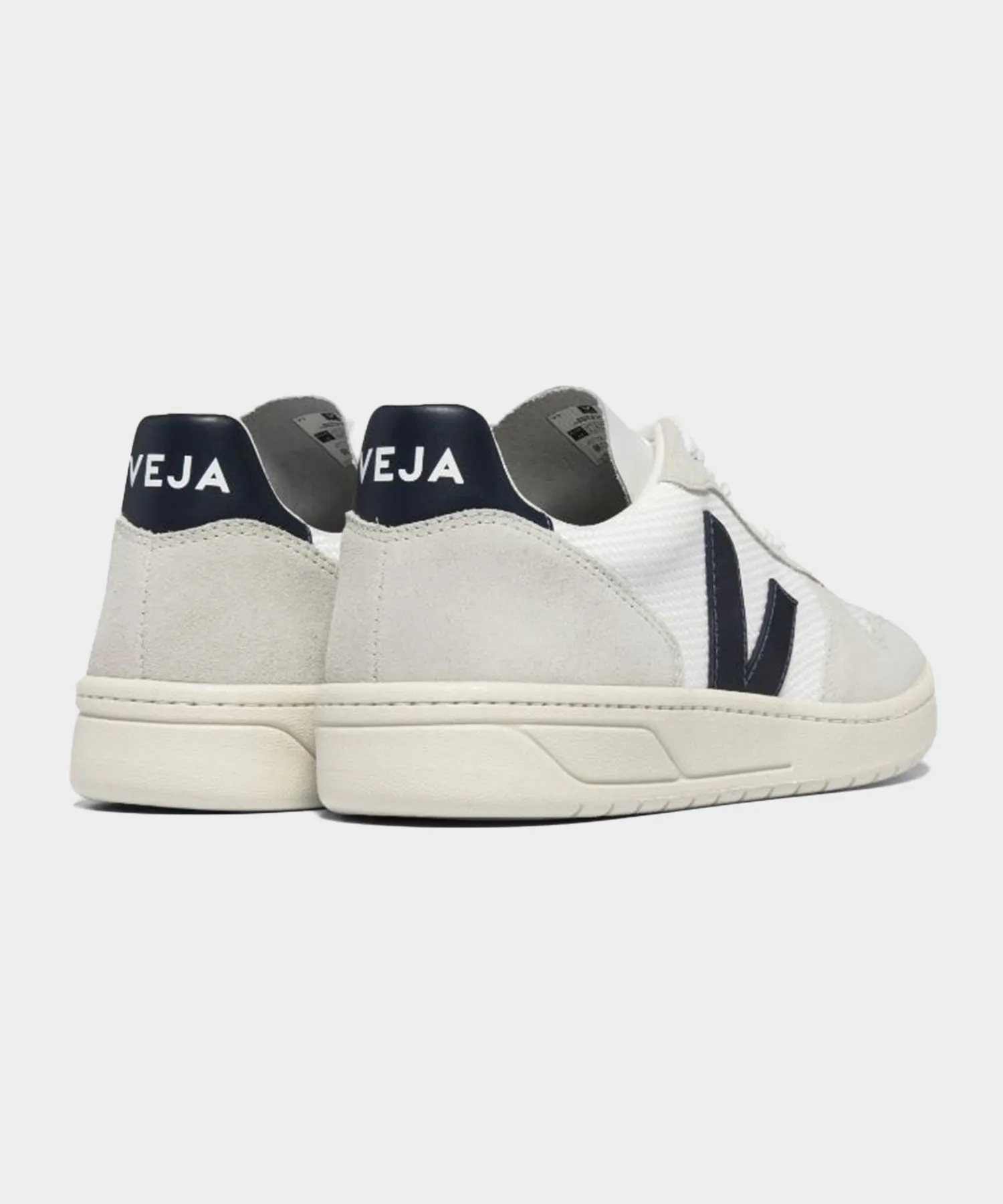 Veja V-10 in White / Nautico