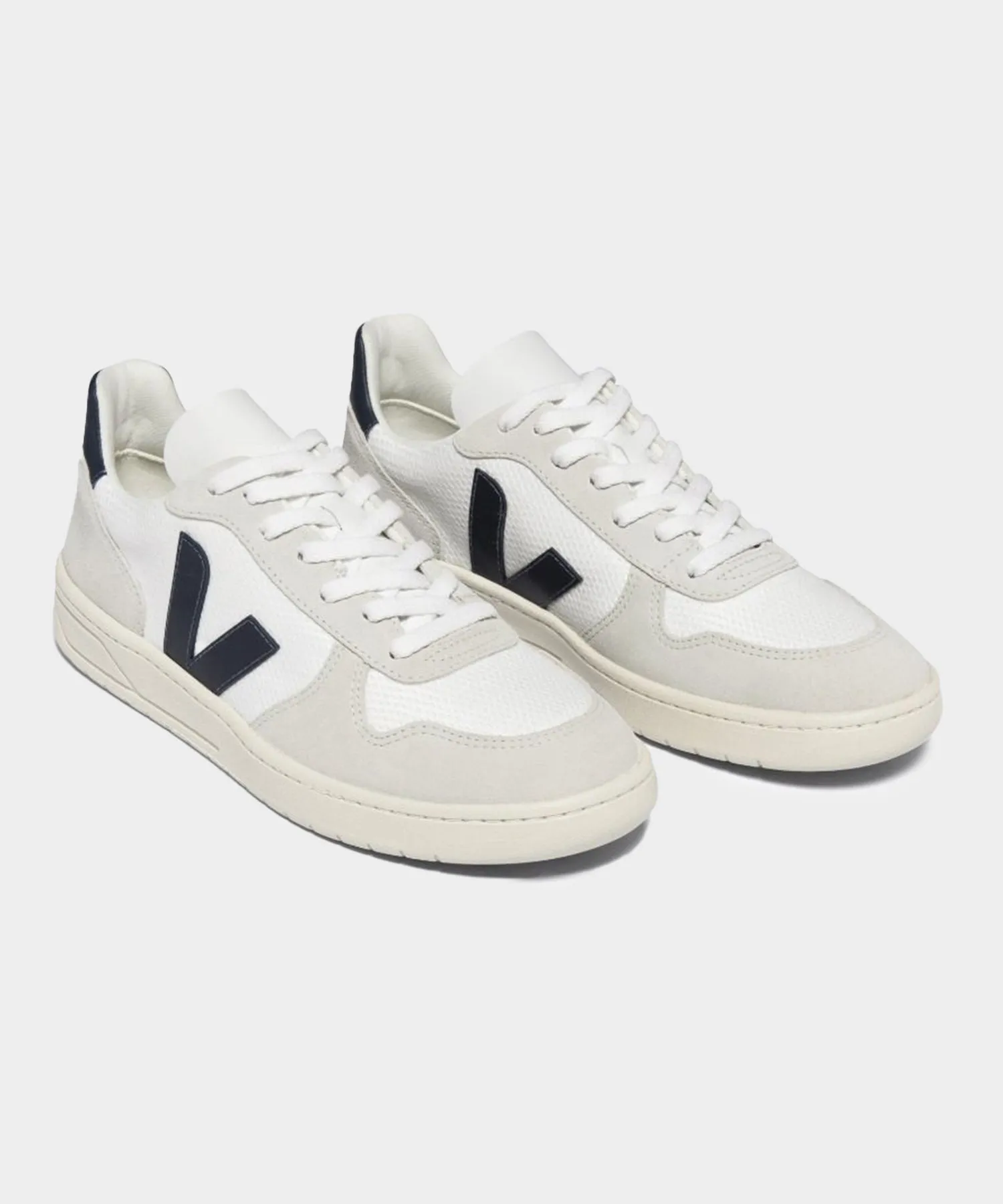 Veja V-10 in White / Nautico